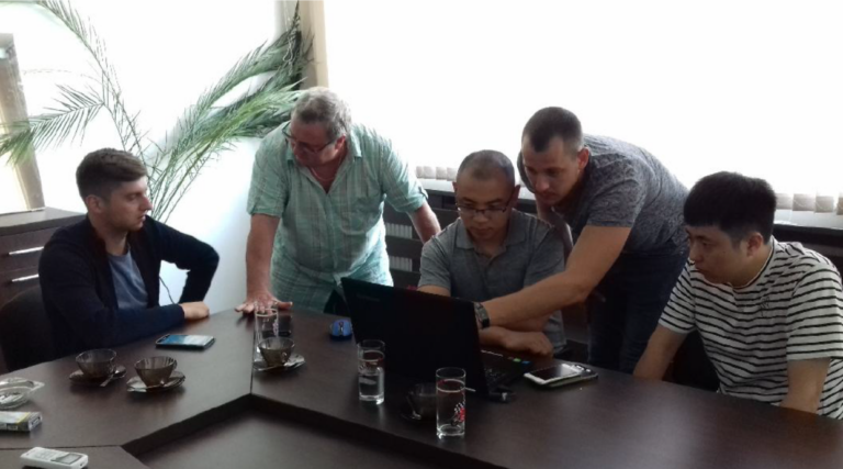Visite en Bulgarie de William Liu de Guoli Packing Chine pour visualiser la production en vue de reproduire en Chine
